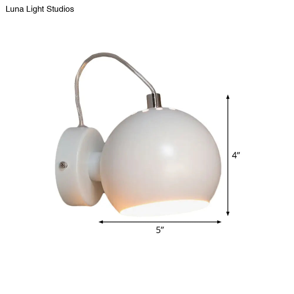 Aplique de pared ajustable blanco contemporáneo DecorBites™ para mesilla de noche - Lámpara de pared con cúpula de hierro