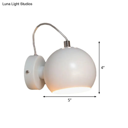 Aplique de pared ajustable blanco contemporáneo DecorBites™ para mesilla de noche - Lámpara de pared con cúpula de hierro