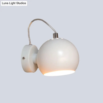 Aplique de pared ajustable blanco contemporáneo DecorBites™ para mesilla de noche - Lámpara de pared con cúpula de hierro