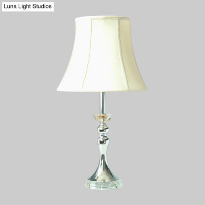 مصباح طاولة ليلية عصري أبيض لغرفة النوم بقاعدة من الكريستال - مصباح طاولة ليلية أنيق برأس واحد