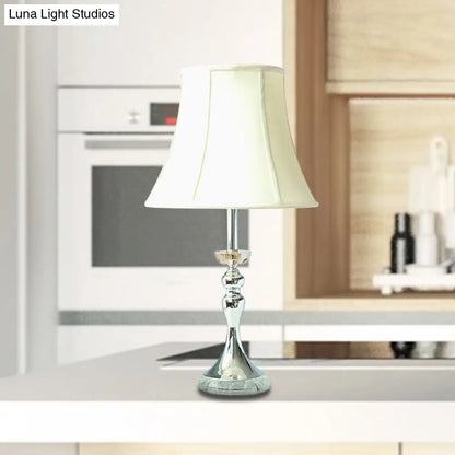 مصباح طاولة ليلية عصري أبيض لغرفة النوم بقاعدة من الكريستال - مصباح طاولة ليلية أنيق برأس واحد