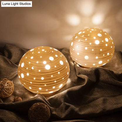 مصباح مكتبي أبيض معاصر - غطاء كروي من السيراميك المقطوع بالليزر - مصباح طاولة ليلية برأس واحد