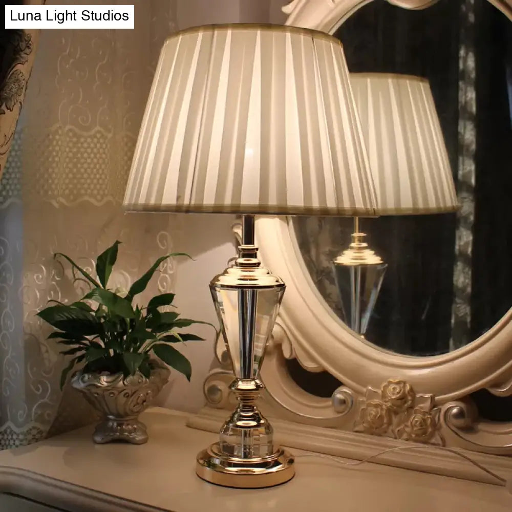 مصباح دراسة معاصر من القماش الأبيض - رأس مدبب، خط مشطوف من الكريستال، مثالي للقراءة