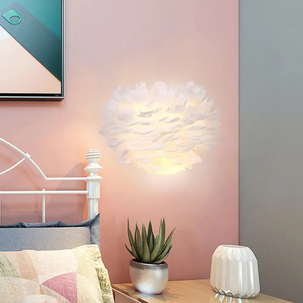 Aplique de pared DecorBites™ contemporáneo blanco pluma - Lámpara de pared textil de 1 bombilla para mesilla de noche