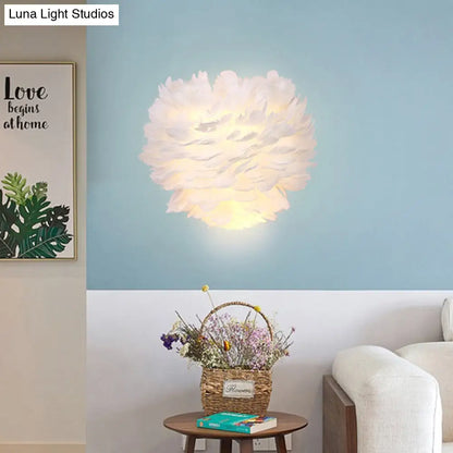 Aplique de pared DecorBites™ contemporáneo blanco pluma - Lámpara de pared textil de 1 bombilla para mesilla de noche