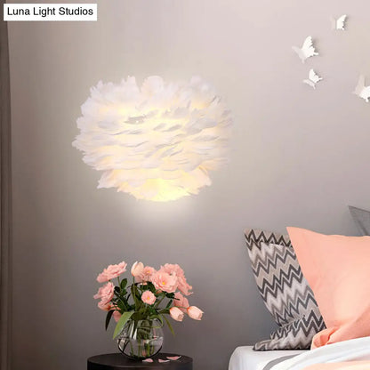 Aplique de pared DecorBites™ contemporáneo blanco pluma - Lámpara de pared textil de 1 bombilla para mesilla de noche