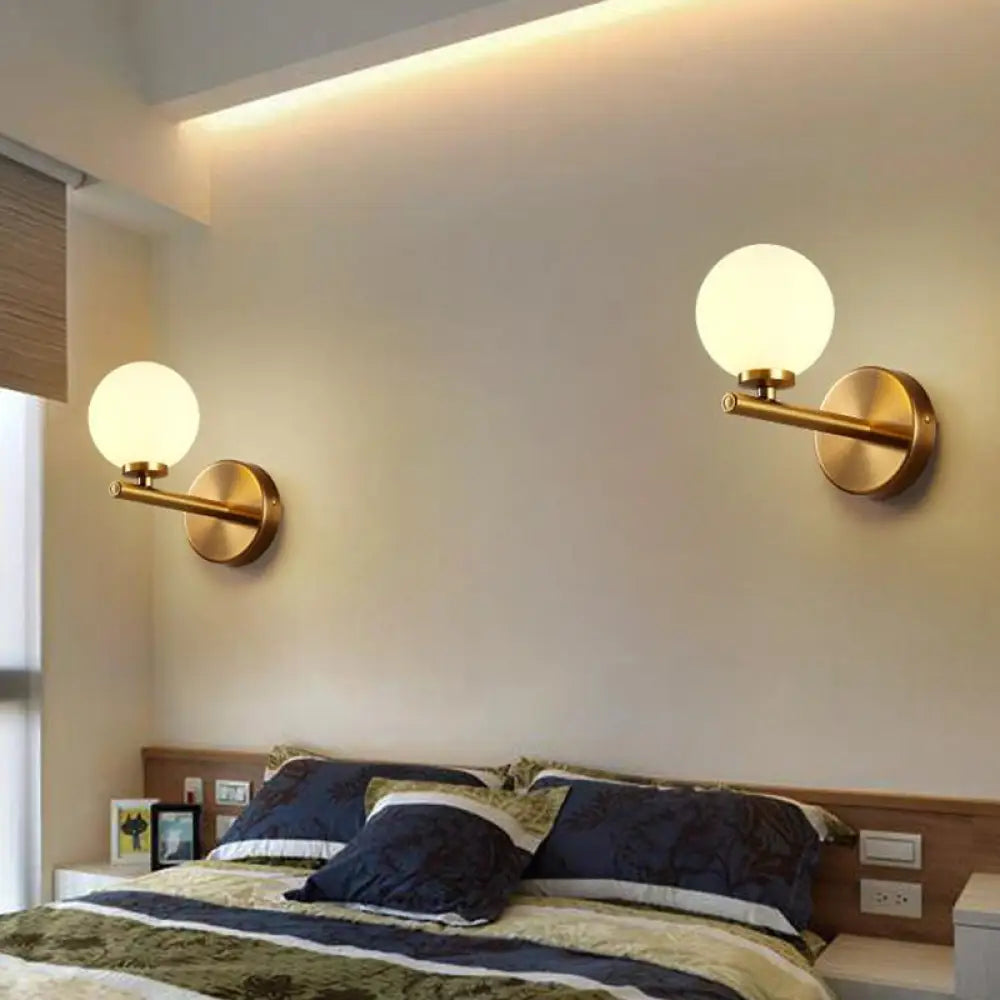 Aplique de pared esférico de cristal blanco contemporáneo DecorBites™ con detalles dorados