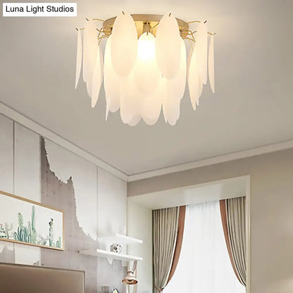 Lámpara de techo DecorBites™ contemporánea con forma de pluma y pantalla de cristal blanco - 22,5"/28" de ancho - 6 luces para sala de estar