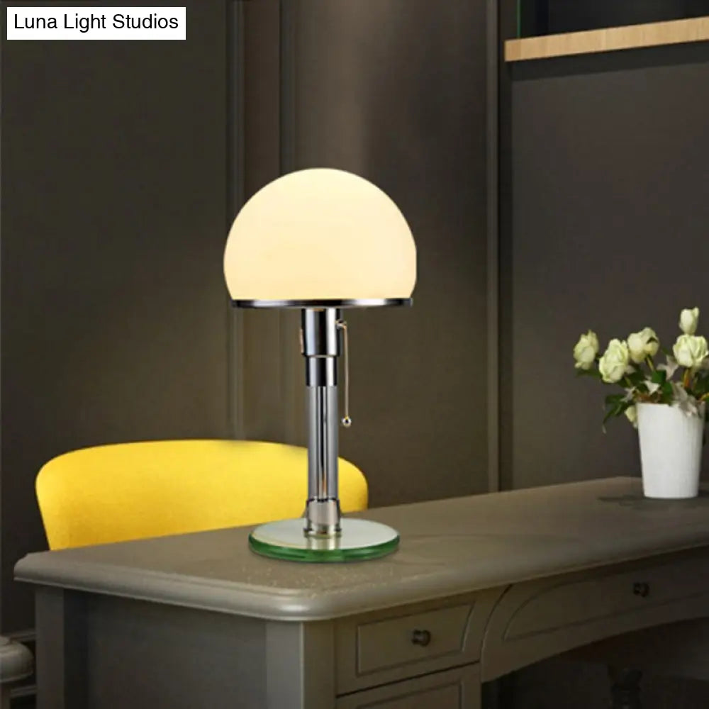 مصباح طاولة جانبي زجاجي أبيض معاصر مع ضوء قراءة أزرق