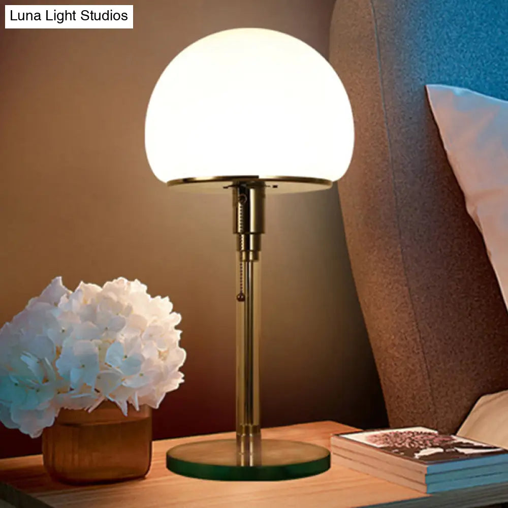 مصباح طاولة جانبي زجاجي أبيض معاصر مع ضوء قراءة أزرق