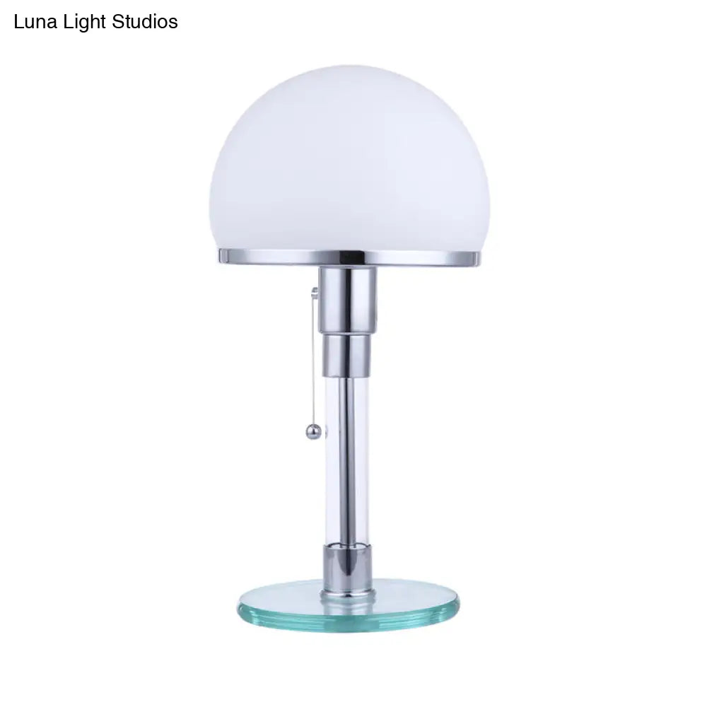 مصباح طاولة جانبي زجاجي أبيض معاصر مع ضوء قراءة أزرق