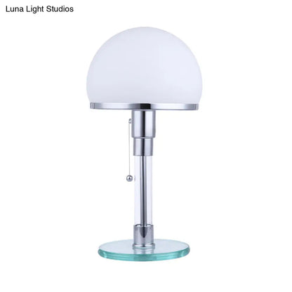 مصباح طاولة جانبي زجاجي أبيض معاصر مع ضوء قراءة أزرق