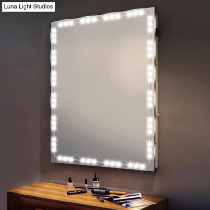 Lámpara de tocador LED blanca contemporánea DecorBites™: Iluminación lineal de plástico para maquillaje en el vestidor