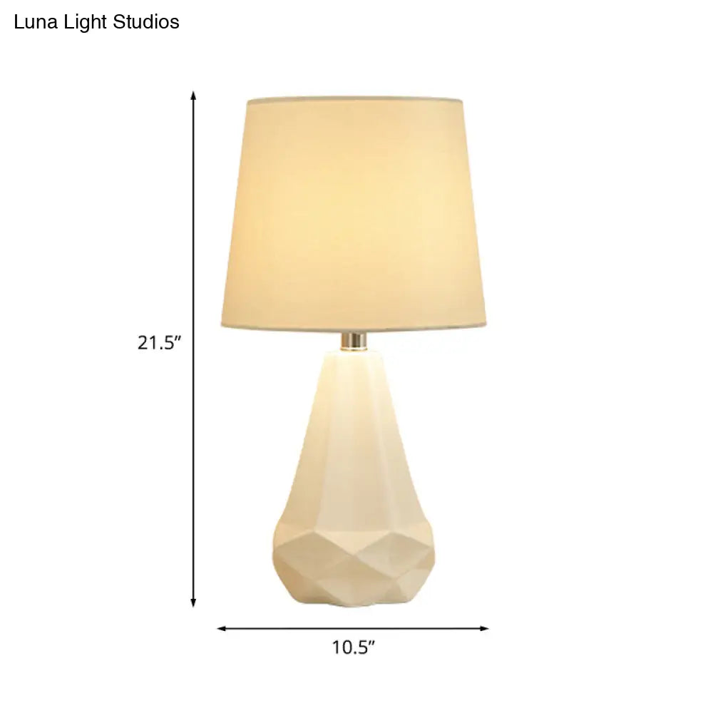 مصباح طاولة جانبي أبيض معاصر بقاعدة سيراميك ماسية