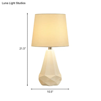 مصباح طاولة جانبي أبيض معاصر بقاعدة سيراميك ماسية