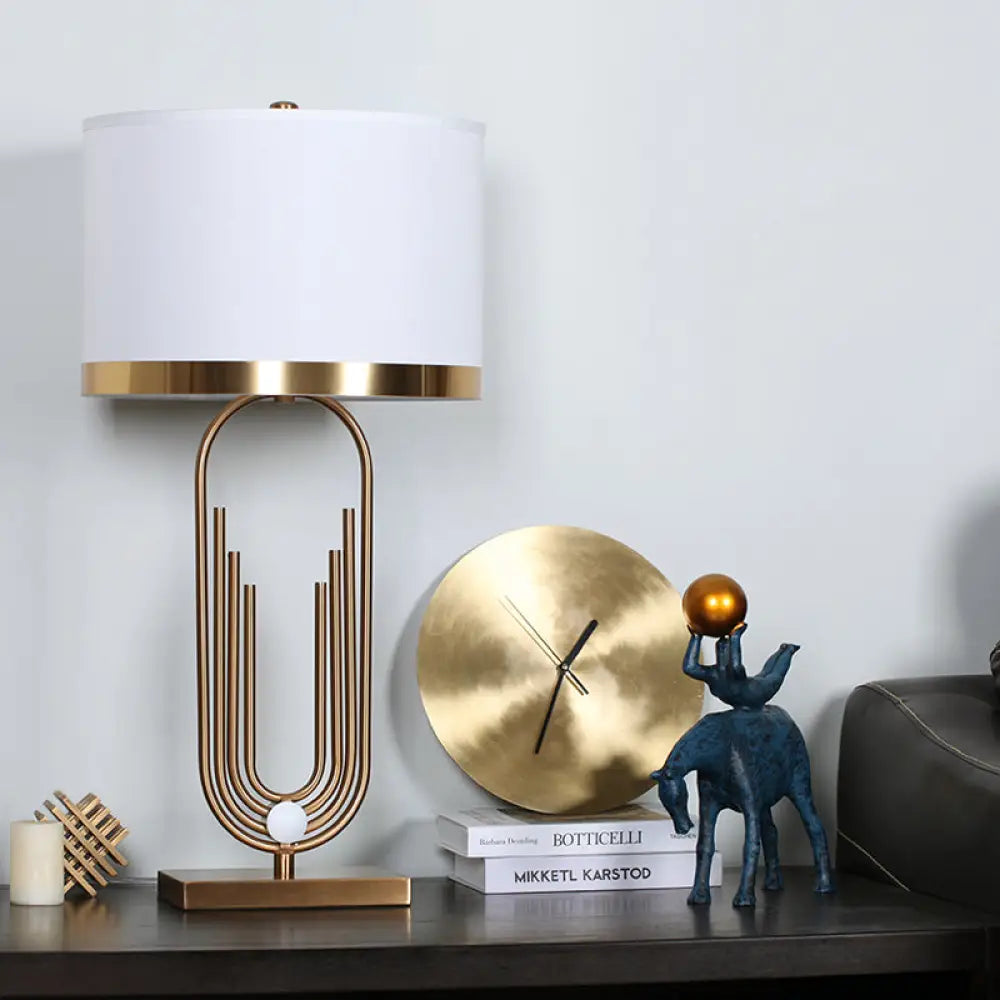 مصباح طاولة جانبي أبيض معاصر مع غطاء أسطواني من القماش - مثالي لطاولات غرفة النوم