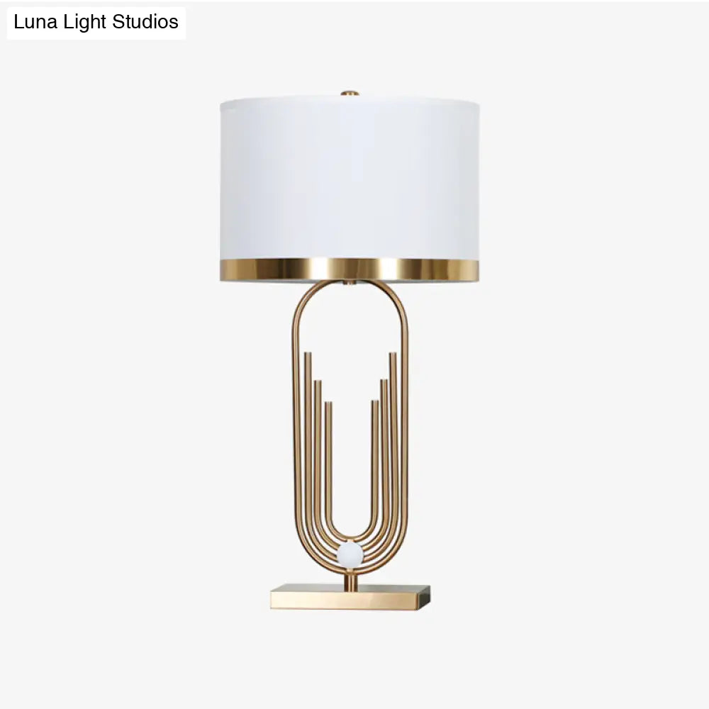 مصباح طاولة جانبي أبيض معاصر مع غطاء أسطواني من القماش - مثالي لطاولات غرفة النوم