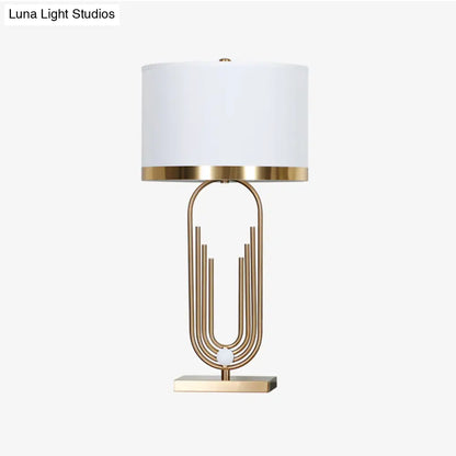 مصباح طاولة جانبي أبيض معاصر مع غطاء أسطواني من القماش - مثالي لطاولات غرفة النوم