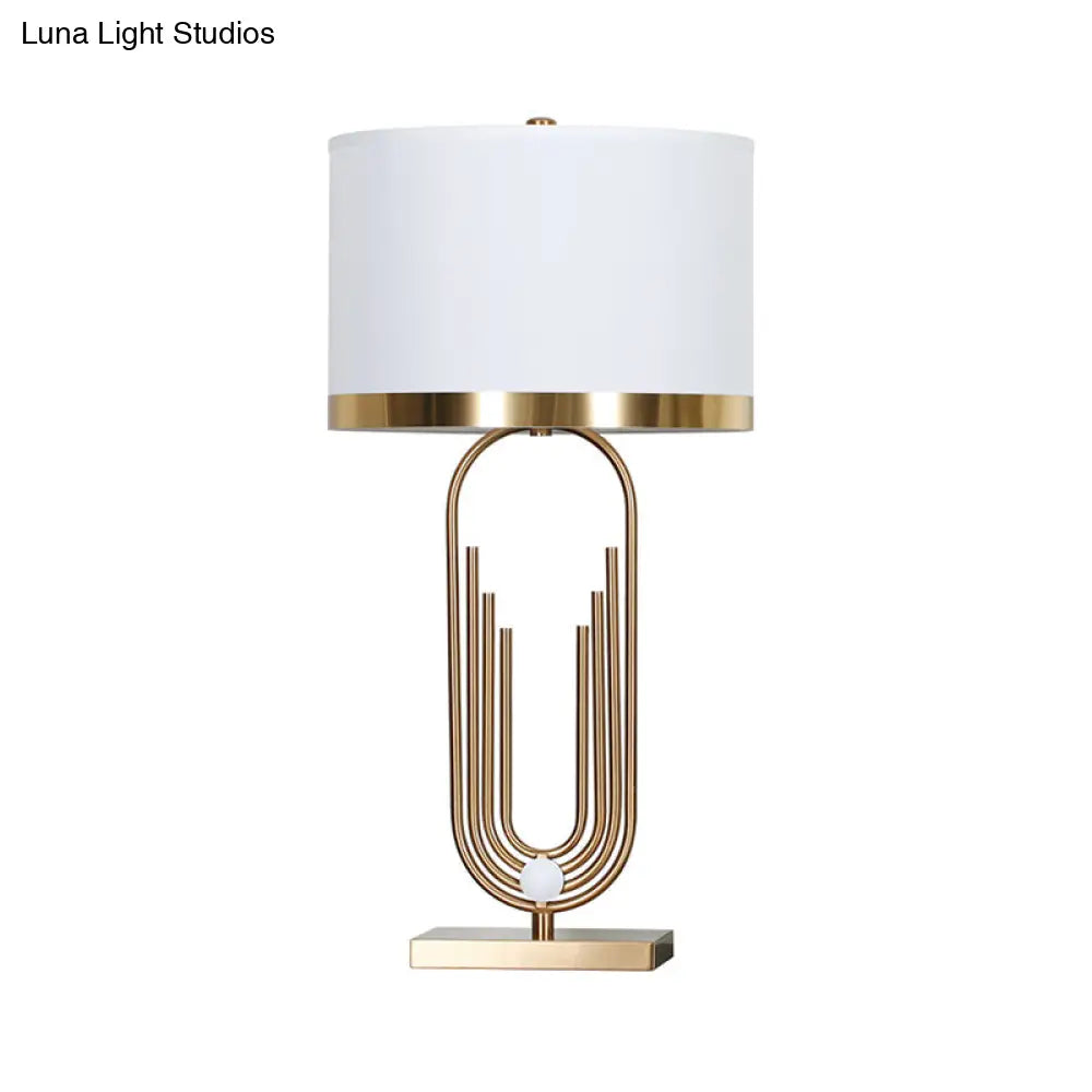 مصباح طاولة جانبي أبيض معاصر مع غطاء أسطواني من القماش - مثالي لطاولات غرفة النوم