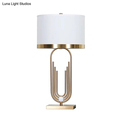 مصباح طاولة جانبي أبيض معاصر مع غطاء أسطواني من القماش - مثالي لطاولات غرفة النوم