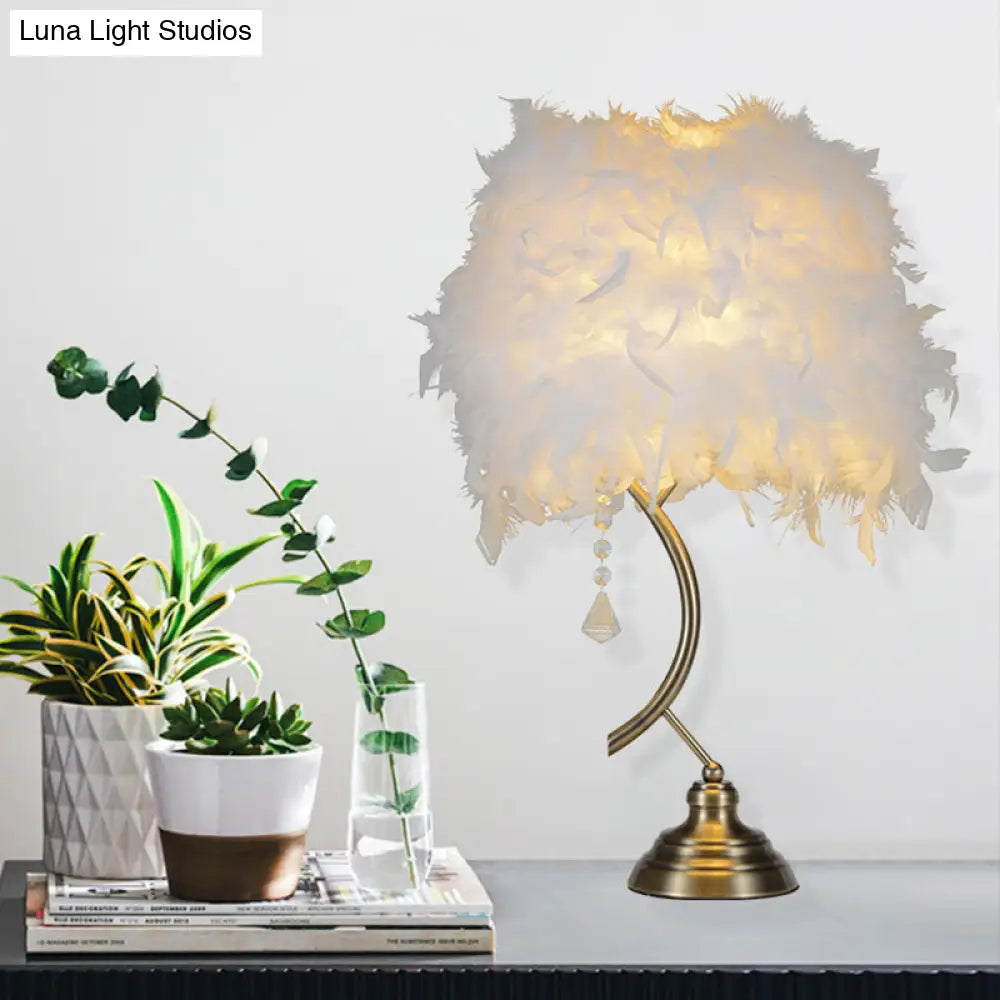 مصباح طاولة عصري باللونين الأبيض والوردي مع غطاء ريش وكريستال متدلٍ