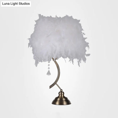 مصباح طاولة عصري باللونين الأبيض والوردي مع غطاء ريش وكريستال متدلٍ