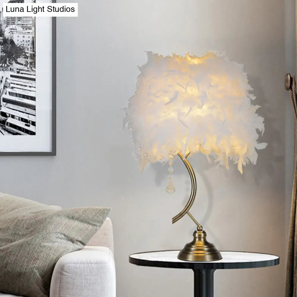 مصباح طاولة عصري باللونين الأبيض والوردي مع غطاء ريش وكريستال متدلٍ