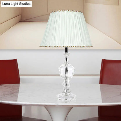 مصباح طاولة معاصر أبيض مطوي مع ضوء طاولة بجانب السرير من منشور كريستالي مشطوف