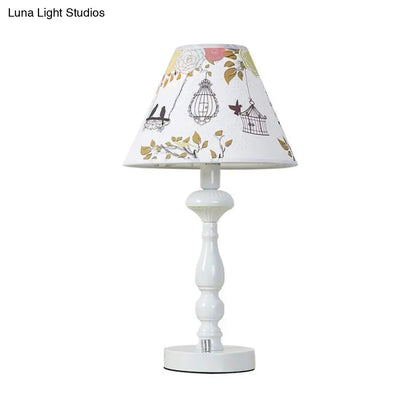 مصباح قراءة أبيض معاصر مع غطاء من القماش - مثالي لغرفة المعيشة وغرف الدراسة