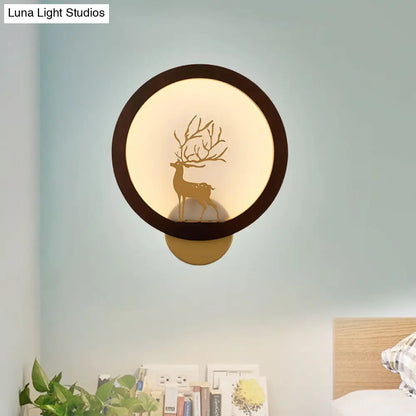 مصباح حائط LED عصري بحلقة هالة خشبية - أسود/بيج مع صورة ظلية لغزال سيكا