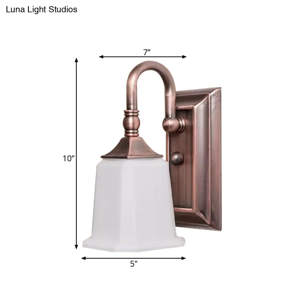 شمعدان حائط نحاسي عتيق مع زجاج كريمي وذراع على شكل عنق الإوزة