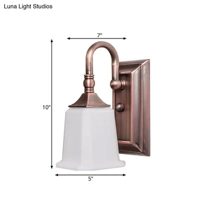 شمعدان حائط نحاسي عتيق مع زجاج كريمي وذراع على شكل عنق الإوزة