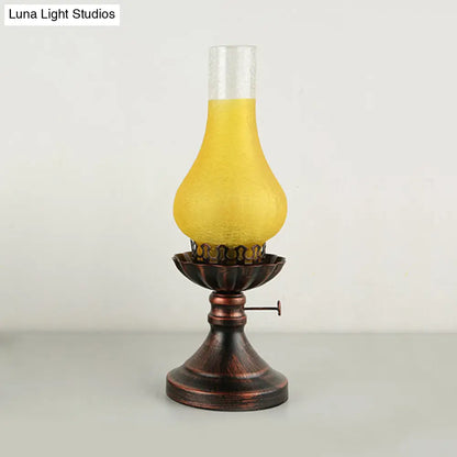 مصباح طاولة على شكل مزهرية نحاسية - غطاء زجاجي بني فاتح متشقق/أصفر - قاعدة معدنية