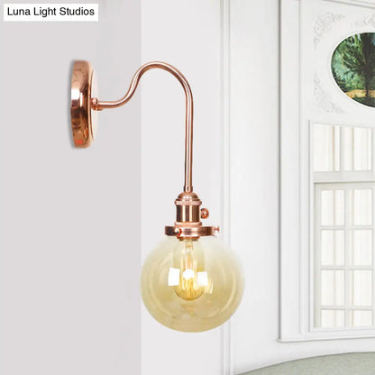 مصباح حائط كروي عتيق من النحاس بذراع منحني وزجاج شفاف/كهرماني - مصباح واحد