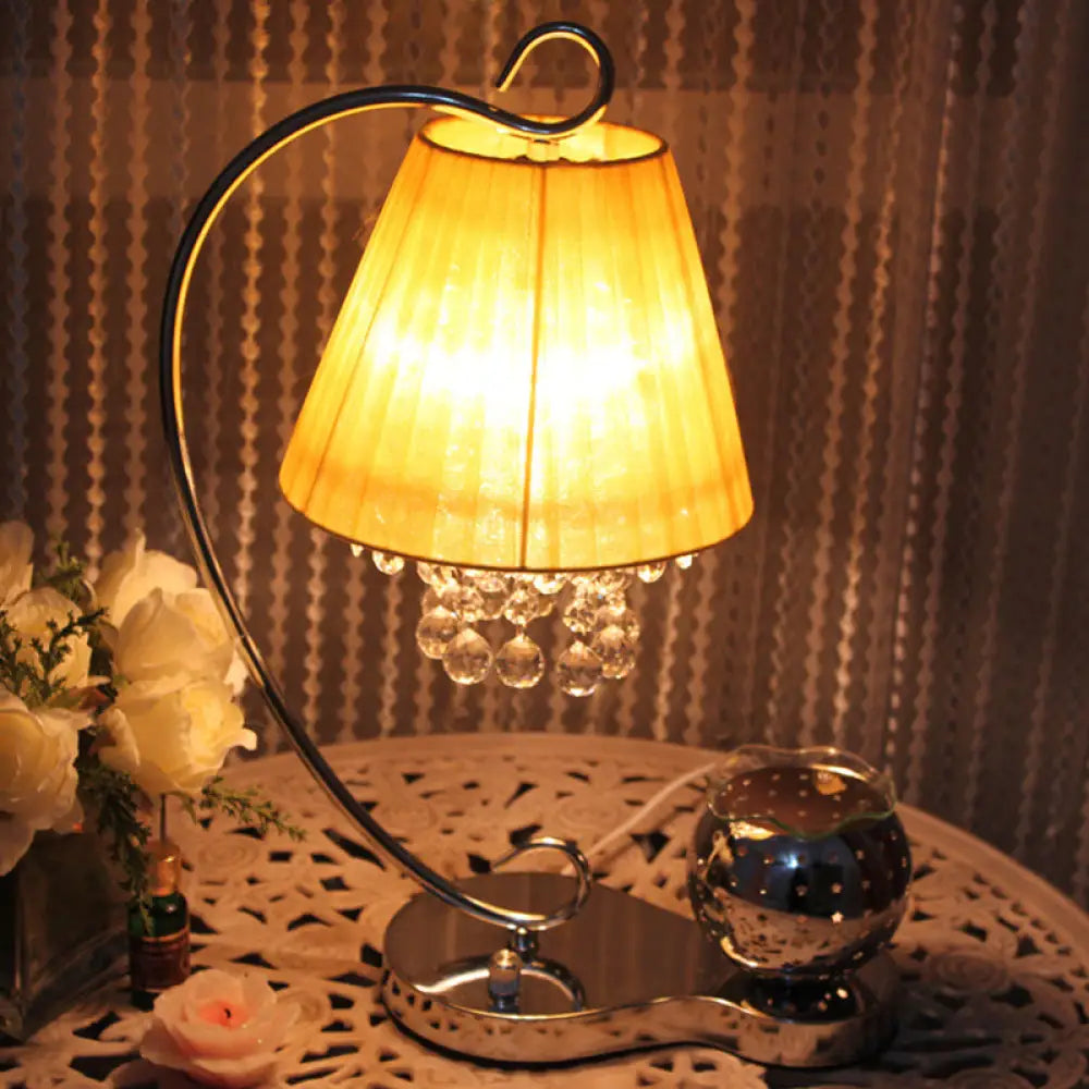 مصباح طاولة على شكل كرة بلورية لغرفة النوم الريفية مع غطاء من القماش الأصفر
