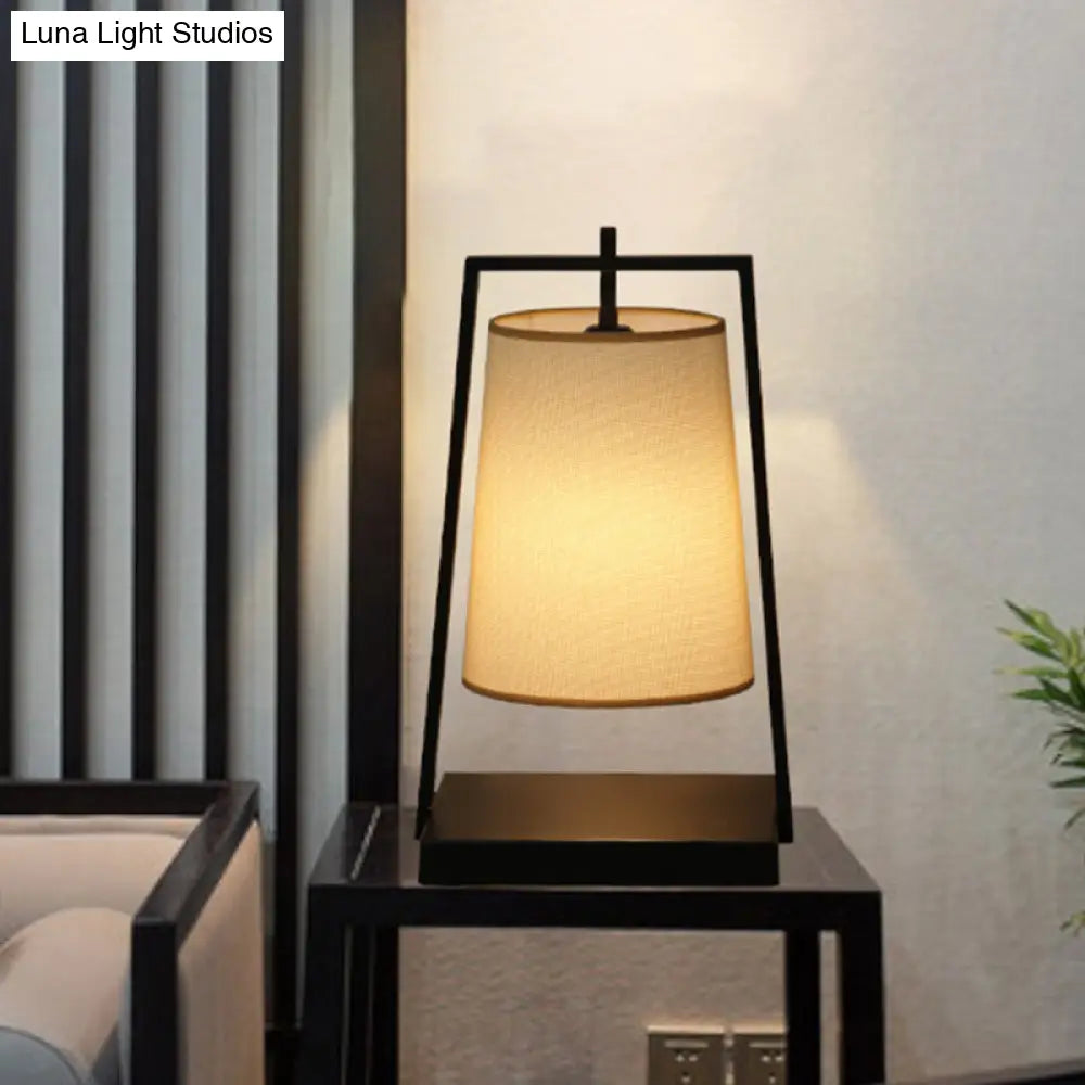 Country Black 1-Light Bucket-Styled Nightstand Lamp with Tapered Shade - Fabric Finish & Trapezoid Frame