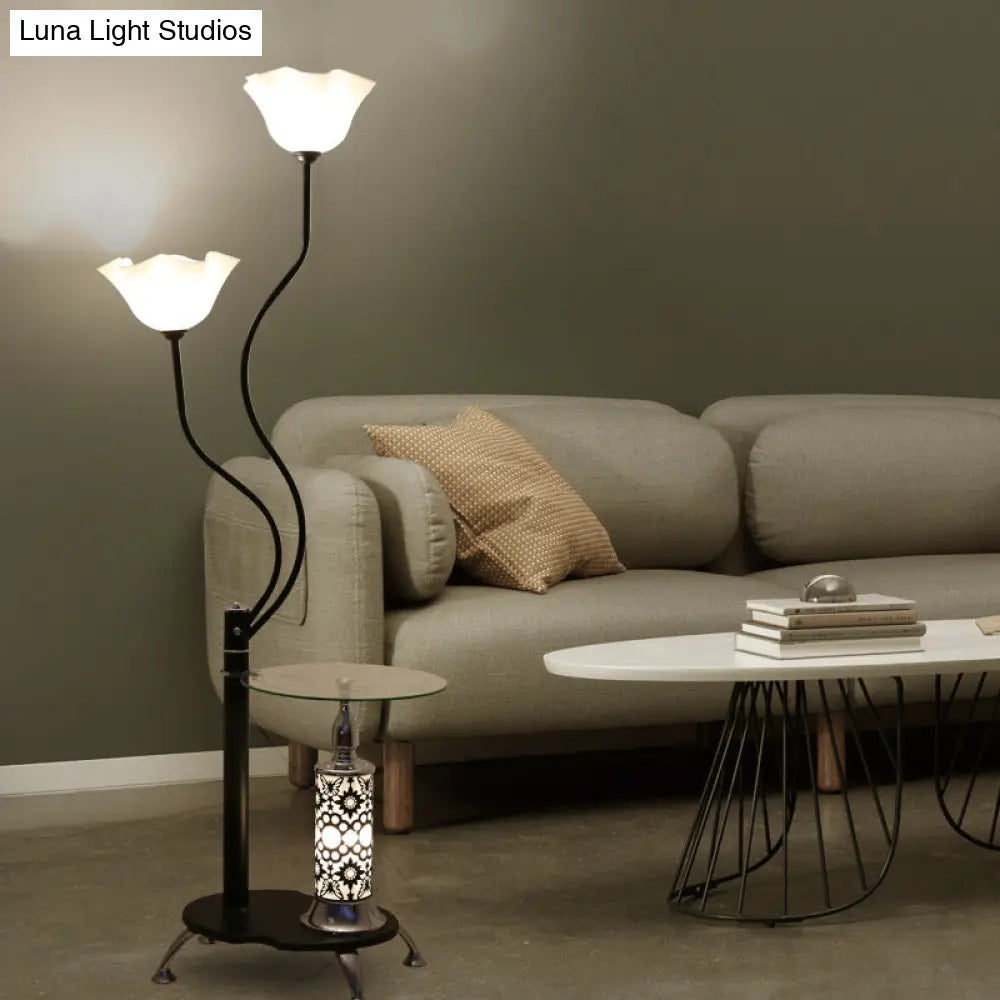 مصباح أرضي قائم من الزجاج المصنفر باللون الأسود الريفي مع صينية - مصباح أرضي مفتوح من الأعلى على شكل زهرة بثلاث لمبات