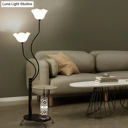 مصباح أرضي قائم من الزجاج المصنفر باللون الأسود الريفي مع صينية - مصباح أرضي مفتوح من الأعلى على شكل زهرة بثلاث لمبات