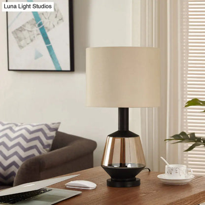 مصباح طاولة بجانب السرير على شكل أسطوانة ريفية مع قاعدة زجاجية بلون العنبر - غطاء قماش أبيض/بيج