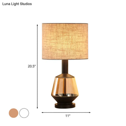 مصباح طاولة بجانب السرير على شكل أسطوانة ريفية مع قاعدة زجاجية بلون العنبر - غطاء قماش أبيض/بيج