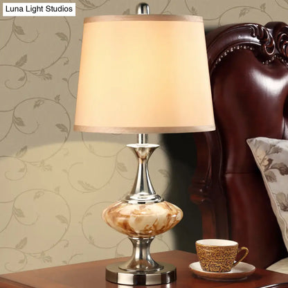 مصباح طاولة جانبي على شكل طبلة ريفية بقاعدة على شكل بطن من النيكل - إضاءة طاولة من القماش بمصباح واحد