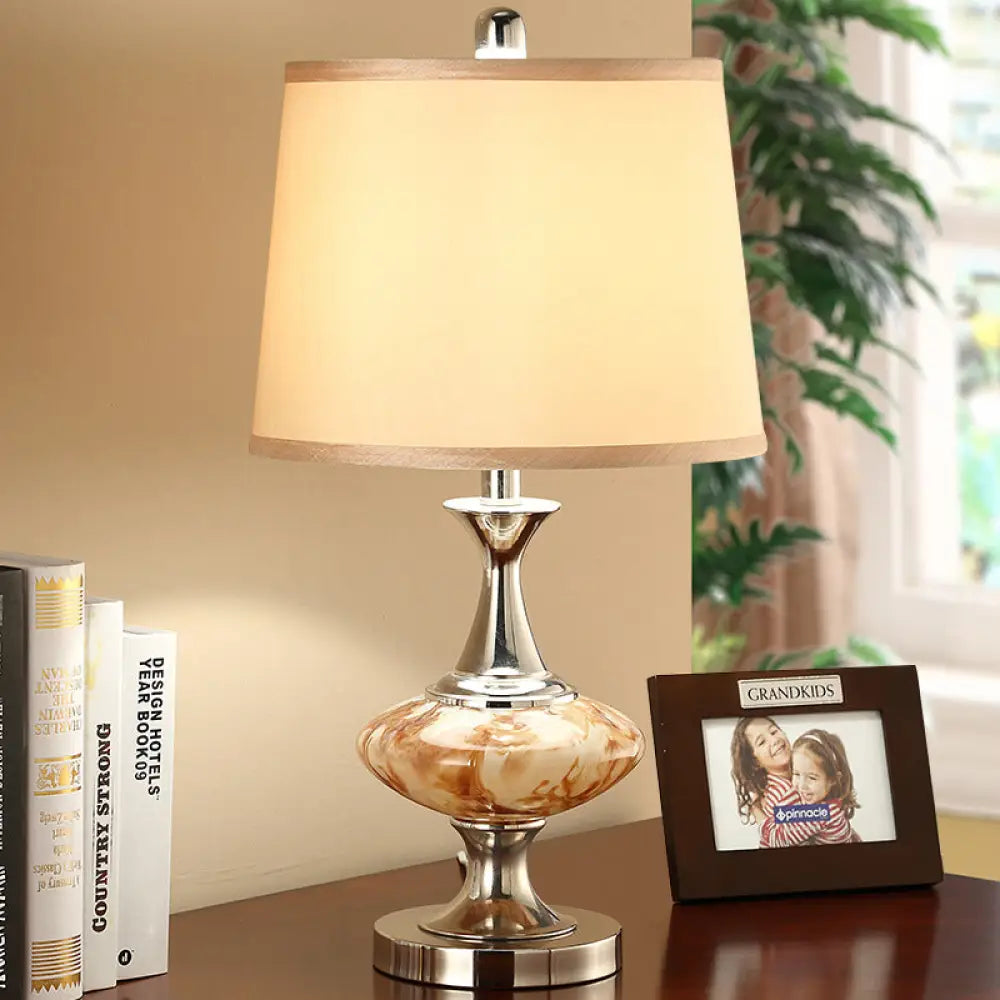 مصباح طاولة جانبي على شكل طبلة ريفية بقاعدة على شكل بطن من النيكل - إضاءة طاولة من القماش بمصباح واحد