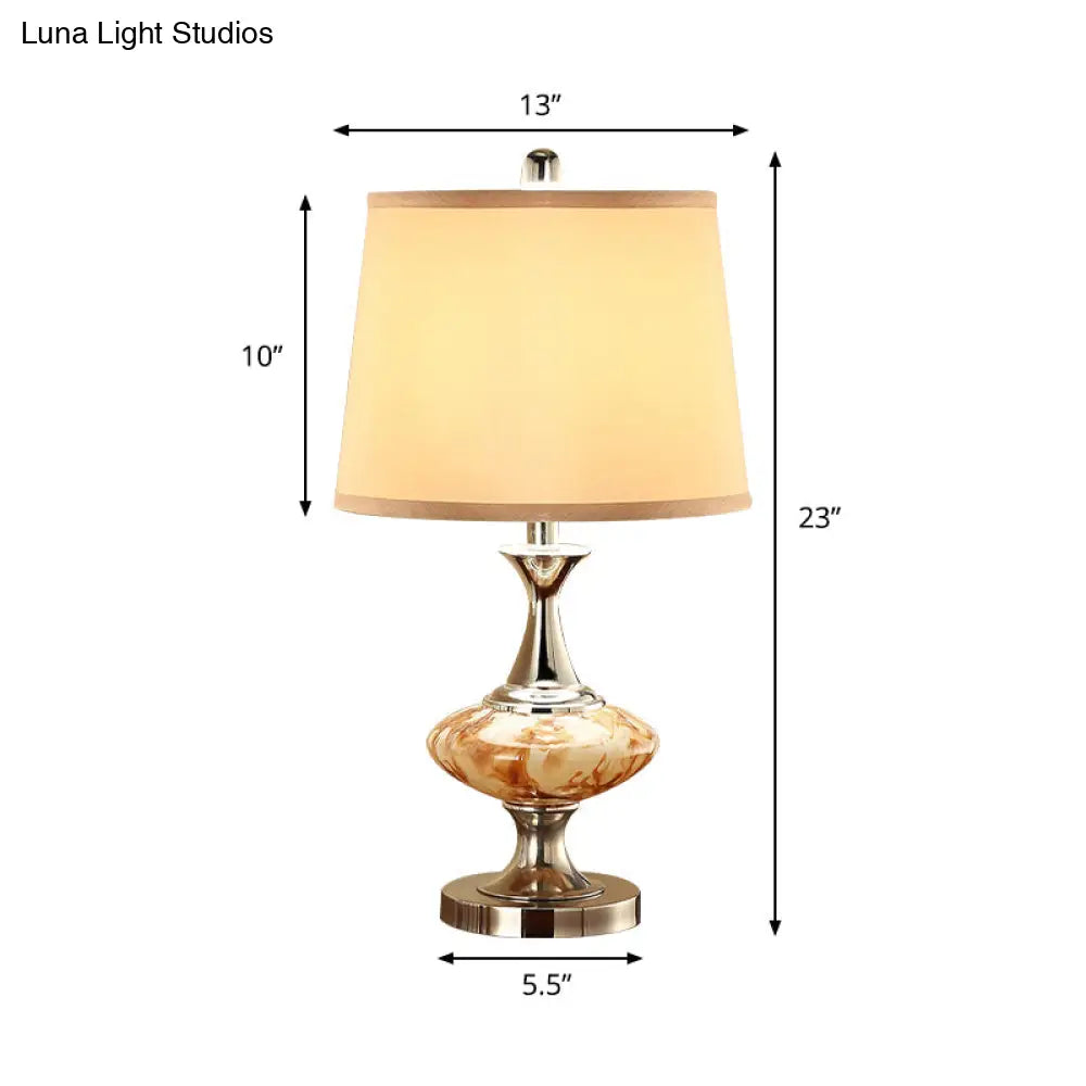 مصباح طاولة جانبي على شكل طبلة ريفية بقاعدة على شكل بطن من النيكل - إضاءة طاولة من القماش بمصباح واحد