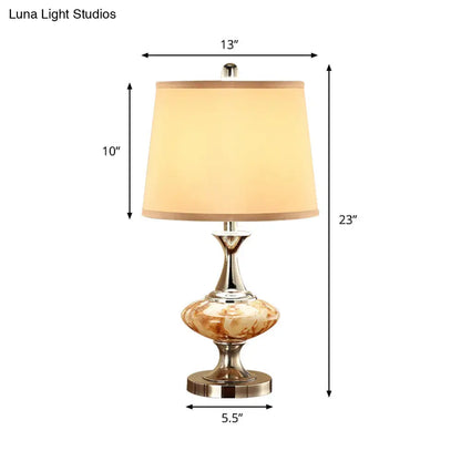 مصباح طاولة جانبي على شكل طبلة ريفية بقاعدة على شكل بطن من النيكل - إضاءة طاولة من القماش بمصباح واحد