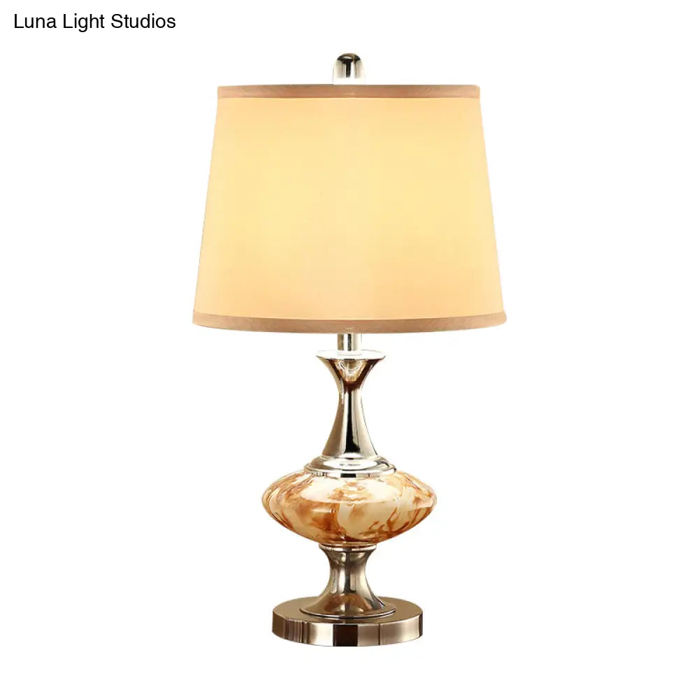 مصباح طاولة جانبي على شكل طبلة ريفية بقاعدة على شكل بطن من النيكل - إضاءة طاولة من القماش بمصباح واحد