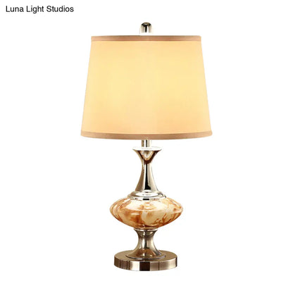 مصباح طاولة جانبي على شكل طبلة ريفية بقاعدة على شكل بطن من النيكل - إضاءة طاولة من القماش بمصباح واحد