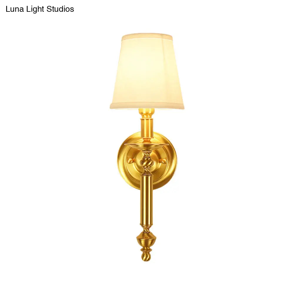 إضاءة حائطية مخروطية من القماش الريفي: مصباح حائطي نحاسي أحادي الضوء مع ذراع معدني