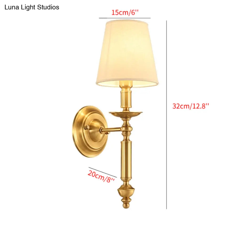 إضاءة حائطية مخروطية من القماش الريفي: مصباح حائطي نحاسي أحادي الضوء مع ذراع معدني