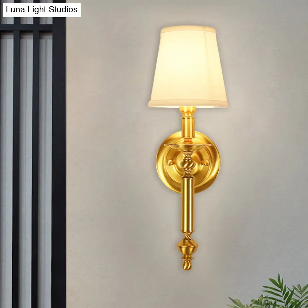 إضاءة حائطية مخروطية من القماش الريفي: مصباح حائطي نحاسي أحادي الضوء مع ذراع معدني