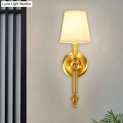 إضاءة حائطية مخروطية من القماش الريفي: مصباح حائطي نحاسي أحادي الضوء مع ذراع معدني